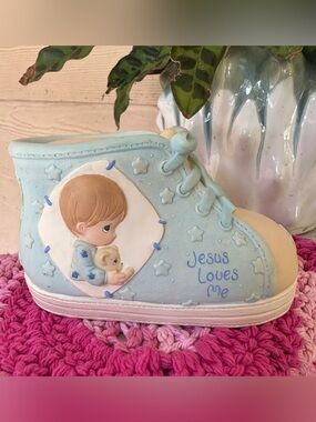 Enesco Precious Moments "Jesus Loves Me" baby boy & bear shoe coin bank - 1999